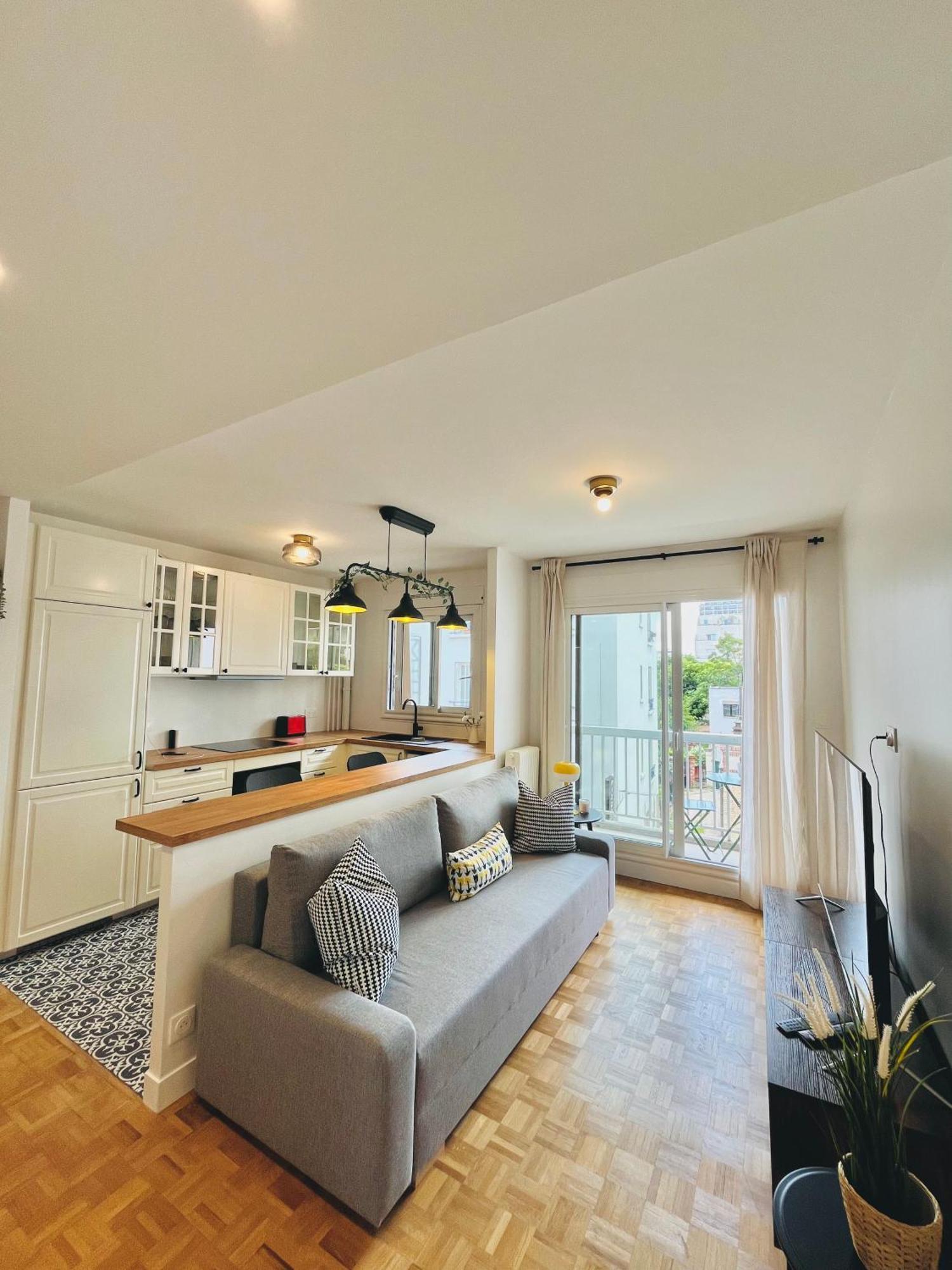 Defense-2rooms-forwork-balcony-freeparking Courbevoie