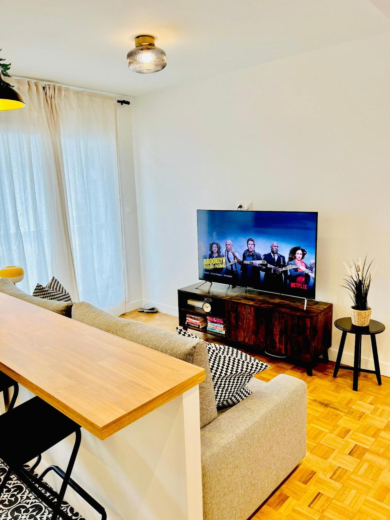 Defense-2rooms-forwork-balcony-freeparking *