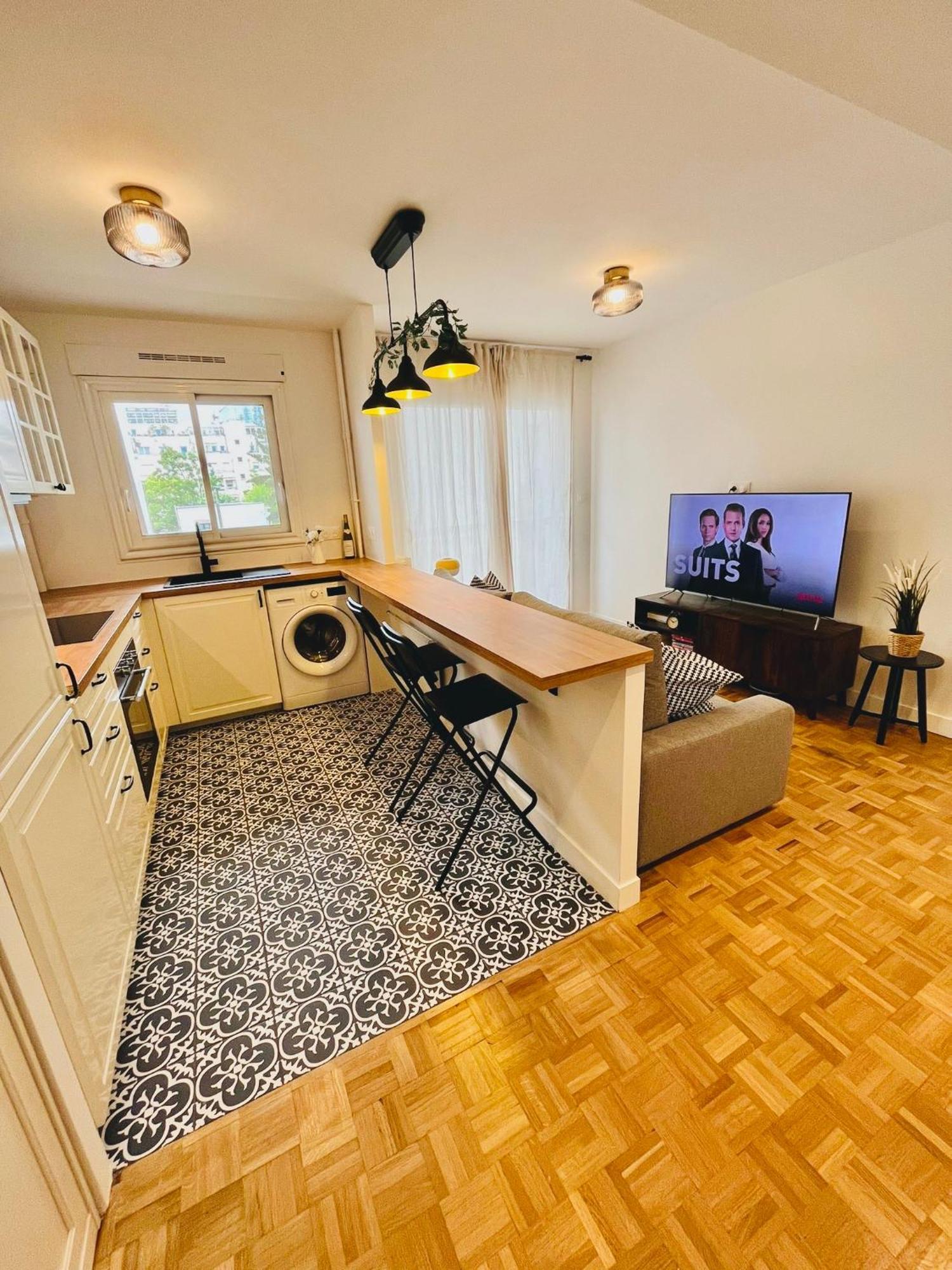Defense-2rooms-forwork-balcony-freeparking Courbevoie
