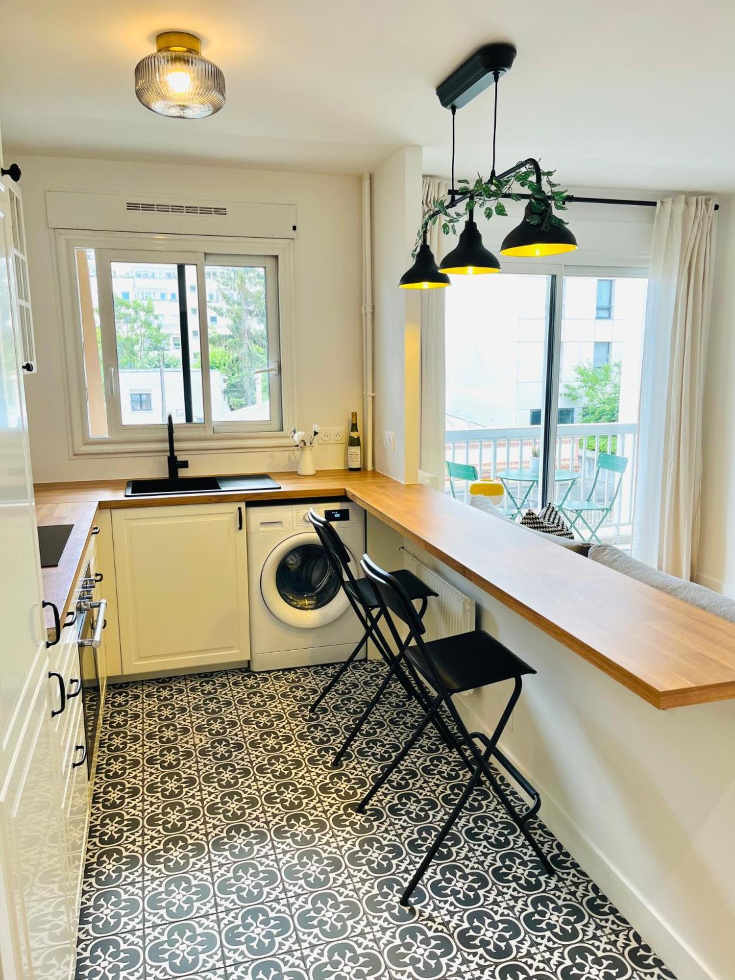 Defense-2rooms-forwork-balcony-freeparking *