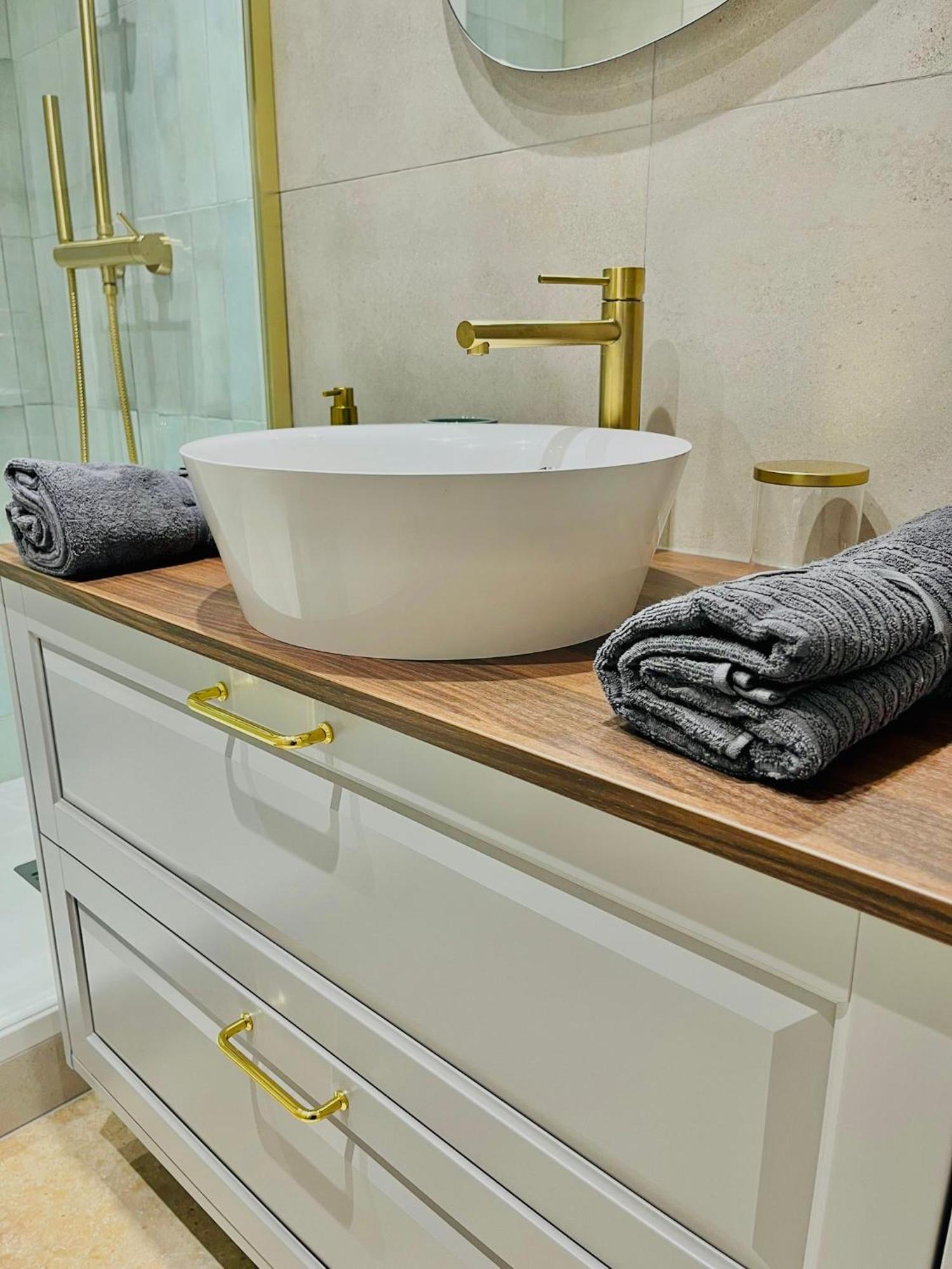 Defense-2rooms-forwork-balcony-freeparking *