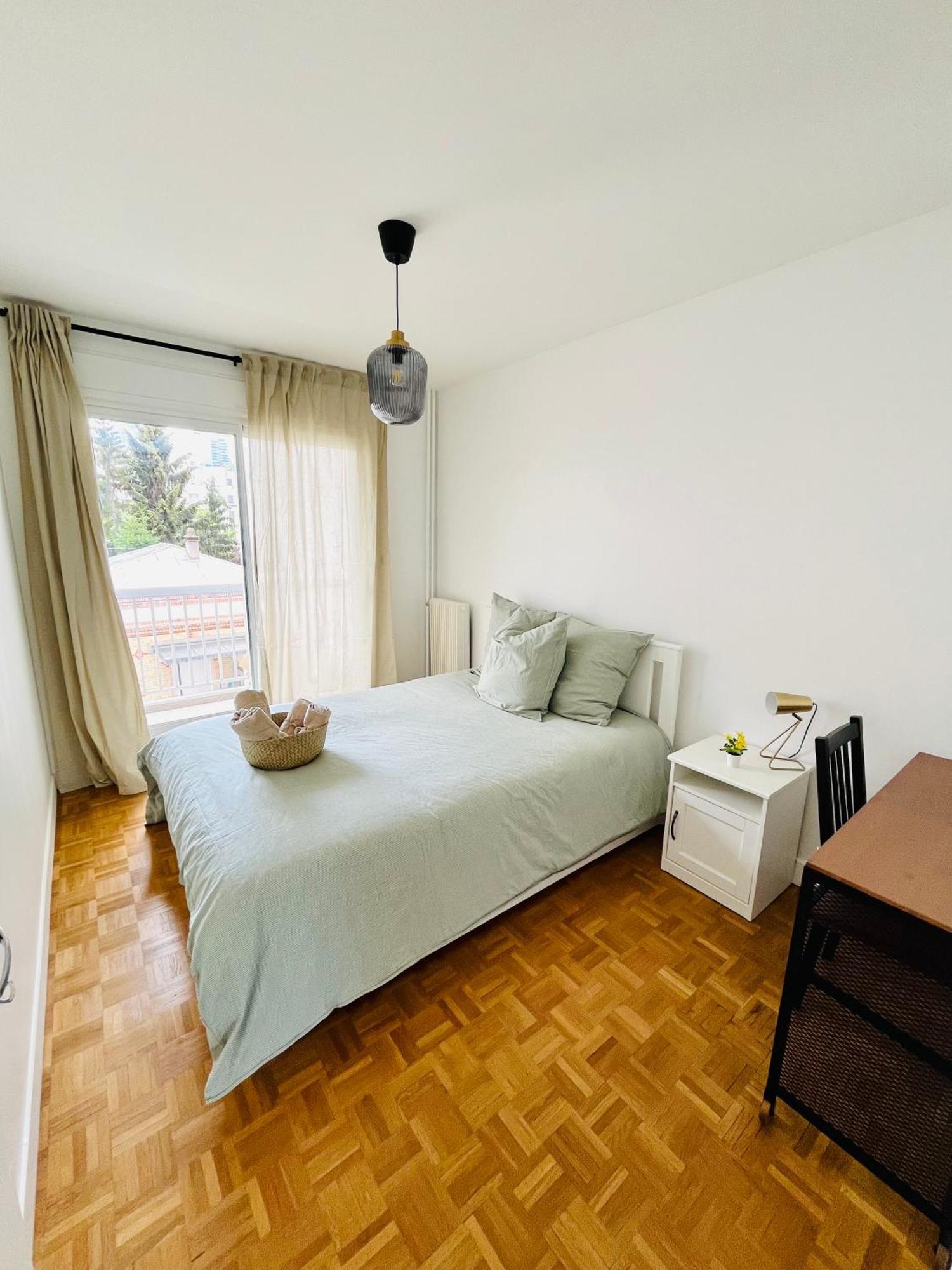 Defense-2rooms-forwork-balcony-freeparking Courbevoie