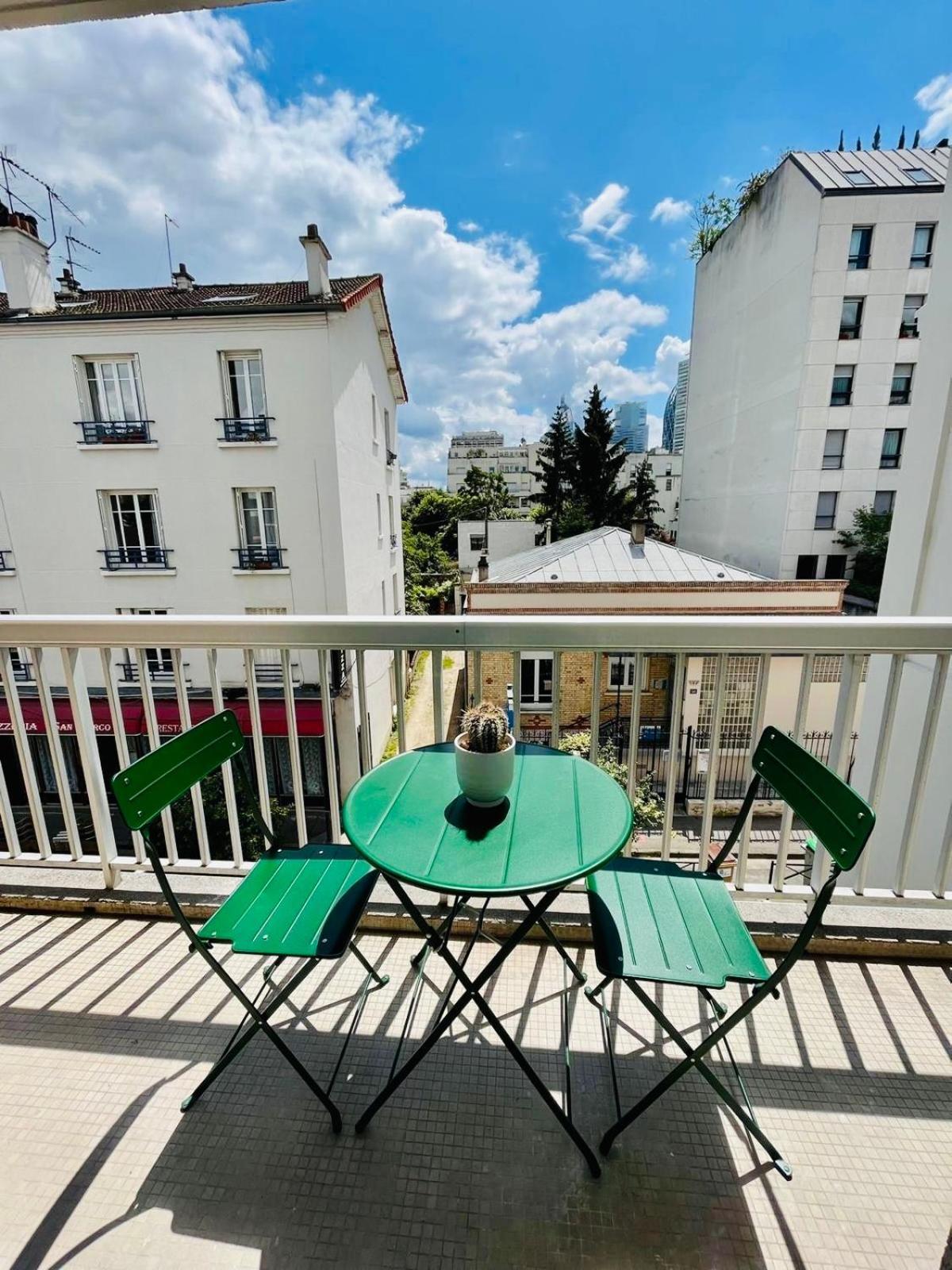 Defense-2rooms-forwork-balcony-freeparking Apartment *